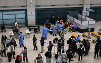 [포토] 검사 안내받는 중국발 입국자들