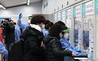 [포토] 중국발 입국자들로 붐비는 인천공항 코로나 검사센터