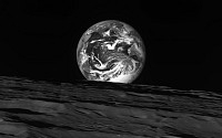 다누리 달 상공서 촬영한 지구-달 사진