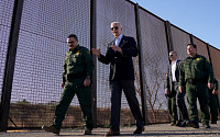 불법 이민 정책 비판 직면 바이든, 취임 후 첫 남부 국경 방문
