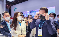 SK바이오팜, CES2023서 웨어러블 디바이스 성공적 공개…최태원 회장 직접 체험