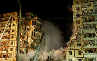 러, 우크라 대규모 공습...아파트 미사일 공격에 12명 사망