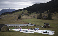 스위스 알프스, 내리지 않는 눈에 7조 원 스키산업 위기