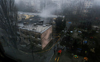 우크라 수도 키이우 외곽서 헬기 추락…“내무부 장관 등 16명 사망”