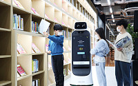 “책 찾아주고, 안내까지”...LG전자, 도서관 맞춤형 ‘클로이 로봇’ 공급