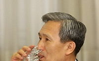 [포토]물마시는 김관진 국방부 장관