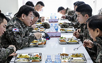 [포토] 이재명 민주당 대표, 장병들과 점심식사