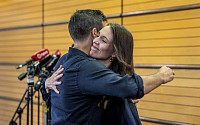 “번아웃왔다” 뉴질랜드 총리, 사임 발표 뒤 돌아서서 동거남에게 “결혼해줘”