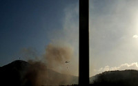 CCTV에 담긴 구룡마을 소방헬기…화재 진압 중 [포토]