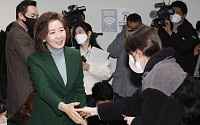 [포토] 취재진과 악수하는 나경원 전 의원