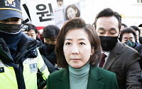 [포토] 기자회견장으로 이동하는 나경원 전 의원