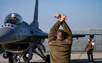 미국, 우크라이나에 탱크 이어 F-16도 줄까…“국방부 압박받는 중”