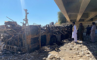 파키스탄서 버스 추락하고 배 전복…하루 만에 최소 50명 사망
