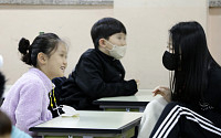 [포토] '마스크 벗고 대화하는 학생들'