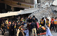 파키스탄서 이슬람사원 자폭 테러…200여 명 사상자 발생