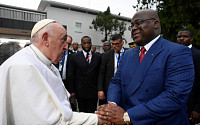 프란치스코 교황, 아프리카 순방 시작…민주콩고서 ‘자원 식민주의’ 비판 메시지
