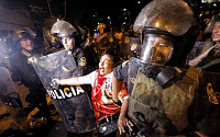 과격해지는 반정부 시위에 불타는 페루...의회도 교착 상태 빠져