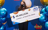 캐나다 18세 여대생, 생애 첫 복권 잭팟…당첨금 448억 수령