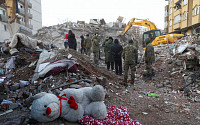 튀르키예 지진 사흘째 사망자 1만2000명 육박…“최악 땐 사망자 10만 명”