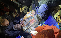 한국 긴급구호대, 첫 생존자 구조…70대 남성