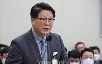 [포토] 답변하는 박형일 LG유플러스 부사장