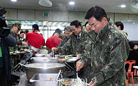 [포토] 배식 받는 김진표 국회의장