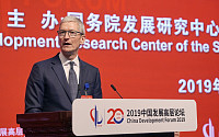 베이징 찾은 팀 쿡 “中과 애플 함께 성장…혁신 더 빨라질 것”