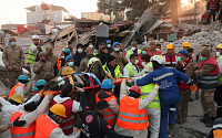 지진피해 사망자 4만 명 근접… 역대 최악 인명피해