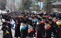 [포토] '졸업식장 향하는 학생들'