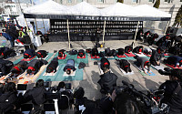 [포토] 기자회견 앞두고 159배하는 이태원 참사 유가족들