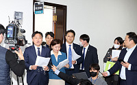 [포토] 노란봉투법 관련 취재진 질문에 답하는 김영진