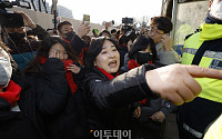 [포토] 서울광장 분향소 차벽 설치에 항의하는 유가족
