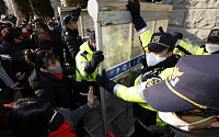 [포토] 서울광장 분향소에 차벽 설치한 경찰