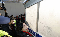 [포토] 차벽 설치에 항의하는 유가족