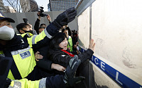 [포토] 서울광장 분향소 차벽 설치에 항의하는 유가족들