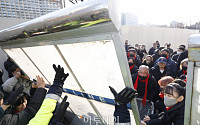 [포토] 경찰, 서울광장 분향소에 차벽 설치
