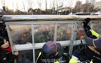 [포토] 이태원 유가족, 서울광장 분향소 차벽 설치에 항의