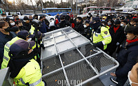 [포토] 이태원 유가족 항의에 차벽 철거하는 경찰