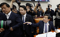 [포토] 회의장 퇴장하는 여당 의원들