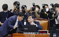 [포토] 전해철 위원장과 대화하는 김영진 의원