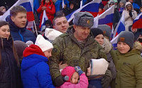러시아 ‘애국 콘서트’에 우크라 자매 동원...러시아군 포격에 어머니 잃은 아이들