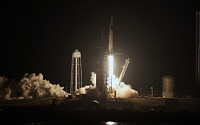 스페이스X, 4명 태운 우주선 발사 성공