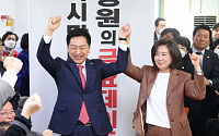 [포토] 나경원 전 의원 손 잡은 김기현 후보