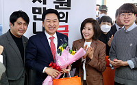 [포토] 꽃다발 받은 김기현 후보