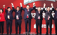 [포토] 인사하는 정진석 비대위원장과 주요 당직자들