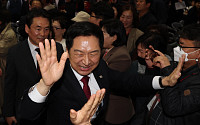 [포토] 당원들과 인사하는 김기현 국민의힘 당대표 후보