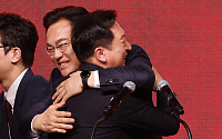 [포토] 정진석 비대위원장과 기쁨의 포옹하는 김기현