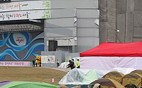 [포토]서울시청 앞, 텐트 노점 시위 진행 중