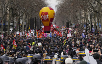 프랑스, 연금 개혁 반대 7차 시위...파업도 계속, 도로 쓰레기로 뒤덮여