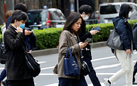 일본, 13일 마스크 착용 의무 해제…실내외 모두 개인판단 맡겨
